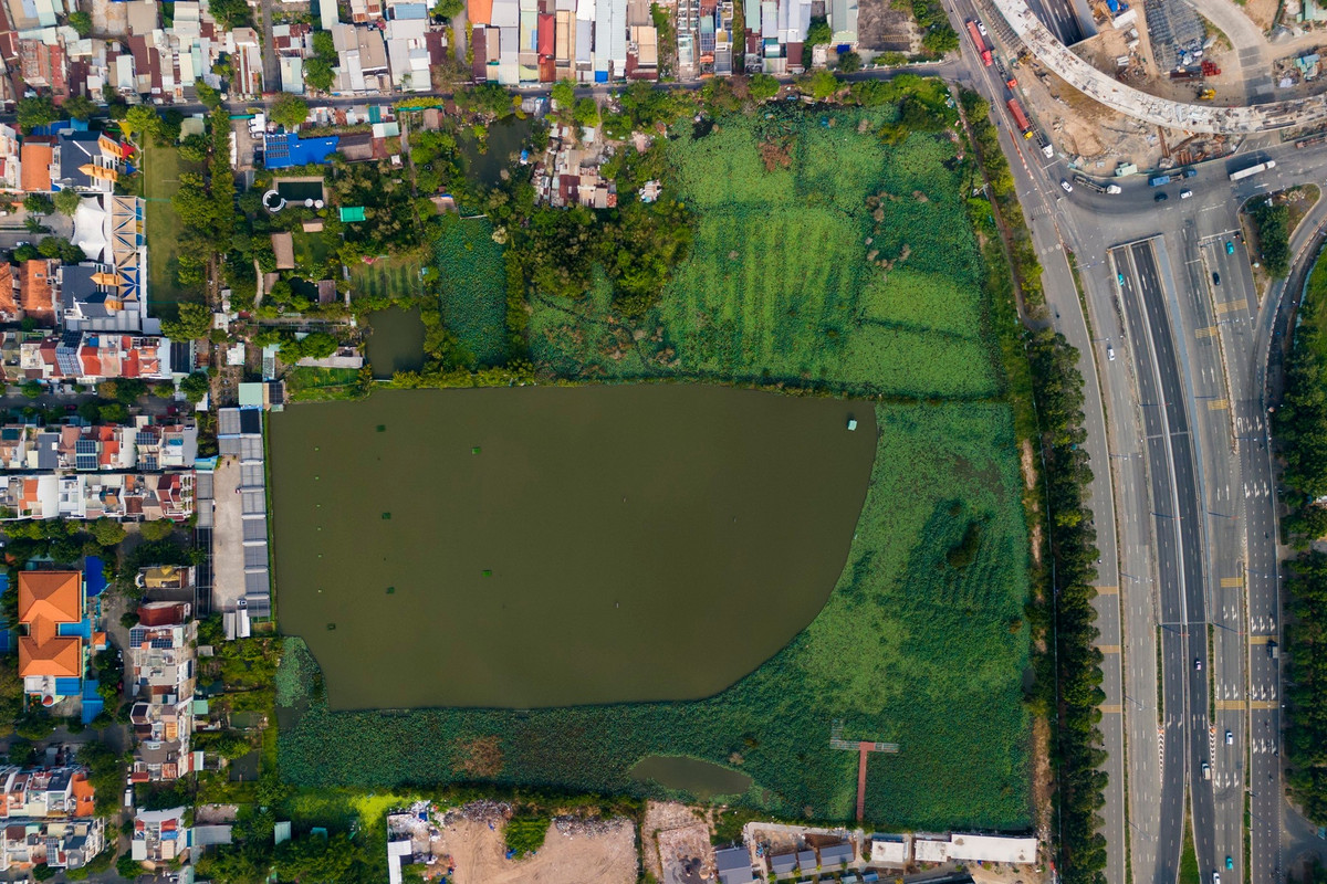 Theo ghi nhận của Tri Thức - Znews, khu đất quy hoạch ga Thủ Thiêm chủ yếu là mặt bằng sạch, đã được quây tôn và rào chắn.