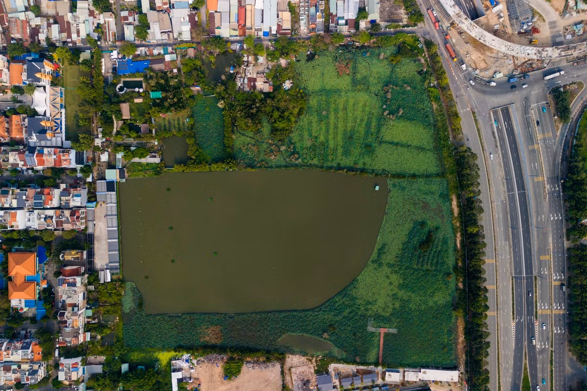 Theo ghi nhận của Tri Thức - Znews, khu đất quy hoạch ga Thủ Thiêm chủ yếu là mặt bằng sạch, đã được quây tôn và rào chắn.