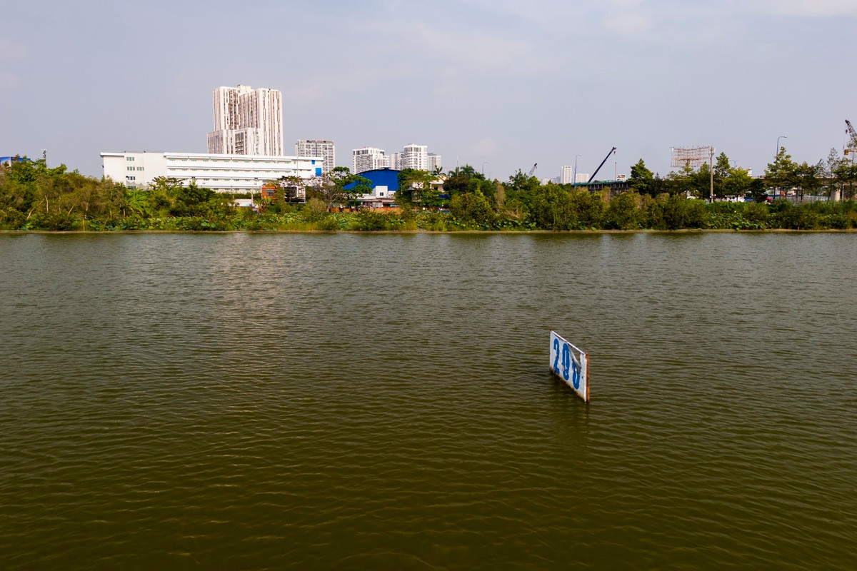 Bên trong khu đất chủ yếu là ao hồ và đầm lầy, thuận lợi cho việc triển khai xây dựng trong tương lai.