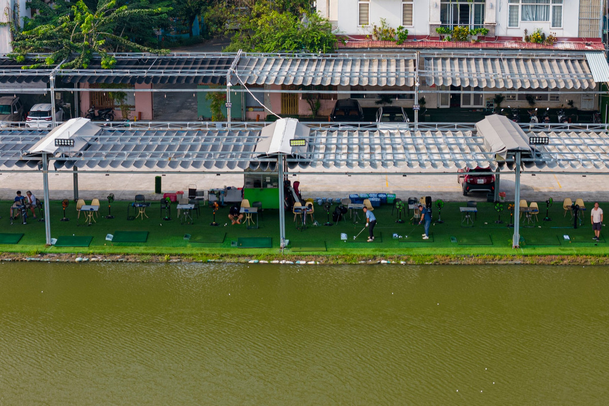 Một phần khu đất đang là hồ nước được người dân tận dụng làm sân tập đánh goft.