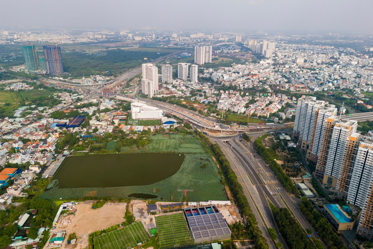 Xung quanh ga là hàng loạt dự án quy mô lớn, bao gồm những tòa nhà chung cư cao tầng và khu phức hợp đô thị sầm uất. Dọc đại lộ Mai Chí Thọ đang có dự án Eaton Park với tổng vốn đầu tư khoảng 1,1 tỷ USD của chủ đầu tư Gamuda Land đang xây dựng.