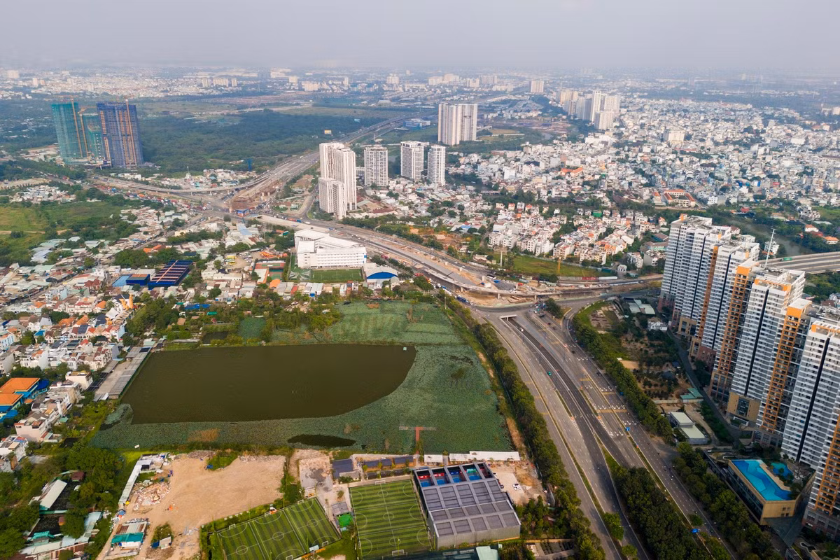 Xung quanh ga là hàng loạt dự án quy mô lớn, bao gồm những tòa nhà chung cư cao tầng và khu phức hợp đô thị sầm uất. Dọc đại lộ Mai Chí Thọ đang có dự án Eaton Park với tổng vốn đầu tư khoảng 1,1 tỷ USD của chủ đầu tư Gamuda Land đang xây dựng.