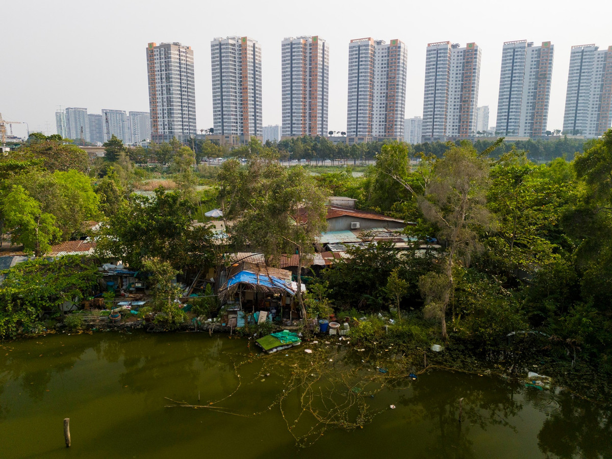 Đối diện khu đất quy hoạch ga Thủ Thiêm là dự án The Sun Avenue do Novaland phát triển, gồm 8 tòa tháp với khoảng 1.400 căn hộ, đã được đưa vào sử dụng trong nhiều năm.