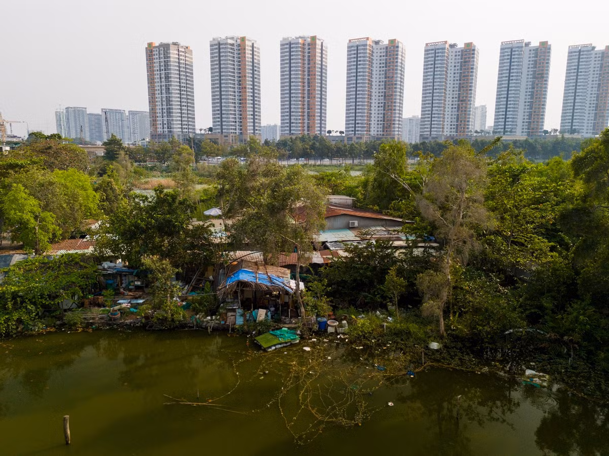 Đối diện khu đất quy hoạch ga Thủ Thiêm là dự án The Sun Avenue do Novaland phát triển, gồm 8 tòa tháp với khoảng 1.400 căn hộ, đã được đưa vào sử dụng trong nhiều năm.