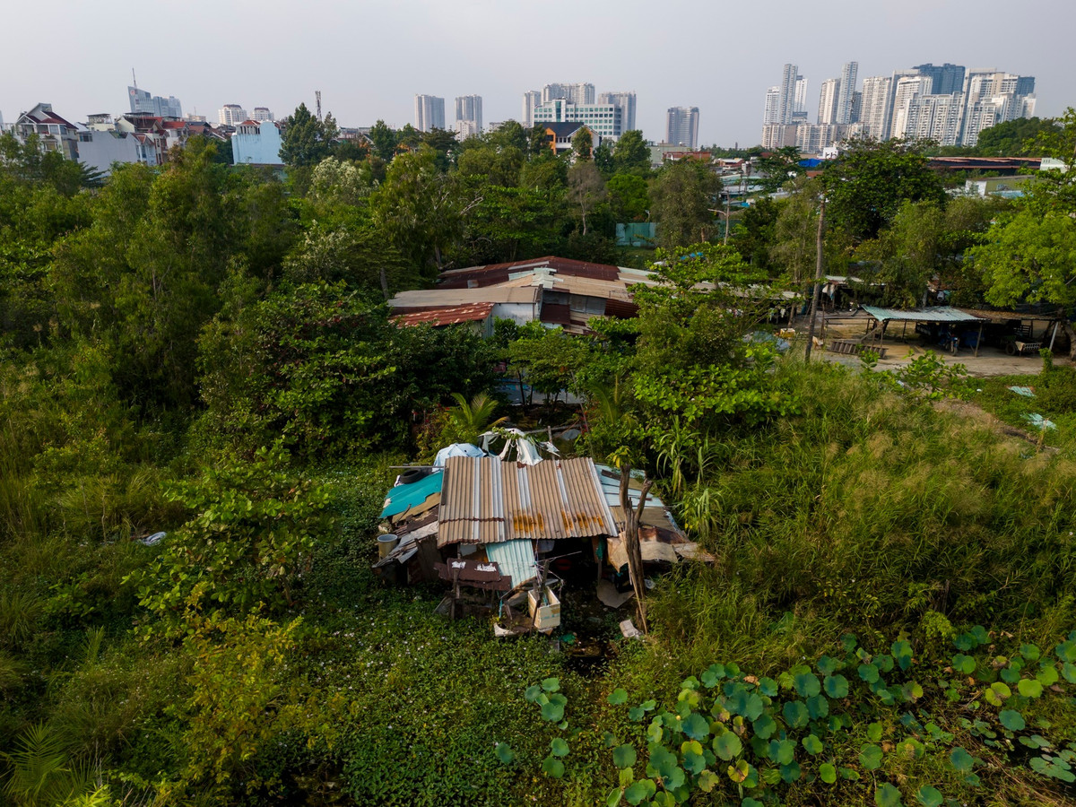 Hiện nay, khu vực này vẫn còn rải rác những căn nhà tạm cũ kỹ, mái tôn rỉ sét, xuống cấp theo thời gian.