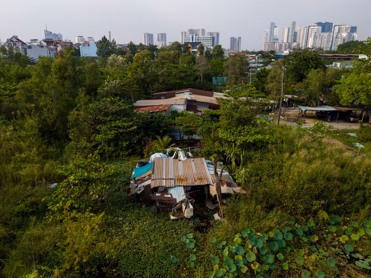 Hiện nay, khu vực này vẫn còn rải rác những căn nhà tạm cũ kỹ, mái tôn rỉ sét, xuống cấp theo thời gian.