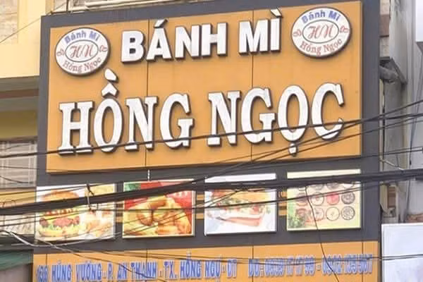 Sau vụ 149 người ngộ độc thực phẩm do ăn bánh mì của cơ sở bánh mì Hồng Ngọc 12 năm 2024, nay tiếp tục bị ghi nhận 19 trường hợp nhập viện nghi do ăn bánh mì cơ sở này. Ảnh PLO