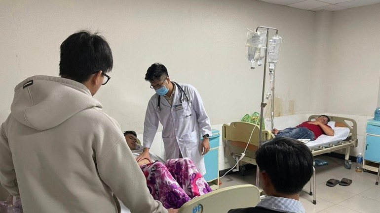 Các bệnh nhân bị ngộ độc nằm điều trị tại bệnh viện. Ảnh nhandan.vn