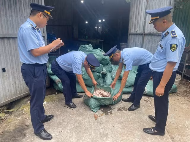 Số chân gà chưa sơ chế gồm 1.720 kg.