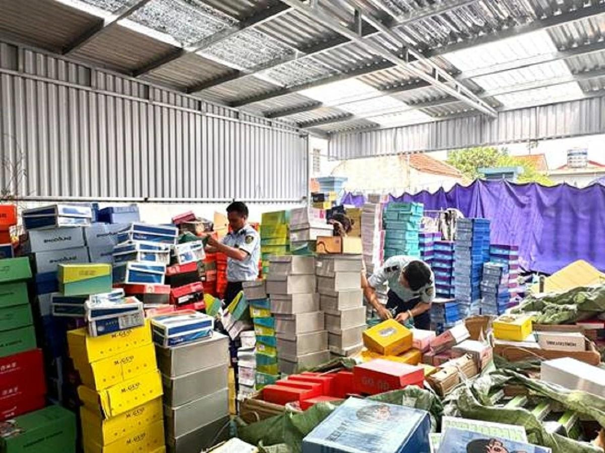 Gần 5.000 sản phẩm giày dép, quần áo trẻ em có dấu hiệu là hàng nhập lậu/ Ảnh Chi cục Quản lý thị trường Ninh Bình