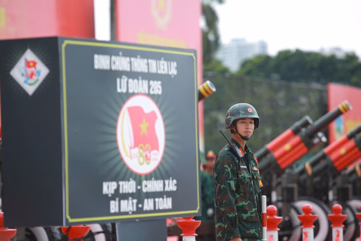 15 khẩu pháo 105mm uy dũng của Lữ đoàn Pháo binh 45 tại Sân vận động Quốc gia Mỹ Đình đã sẵn sàng cho sự kiện trọng đại.