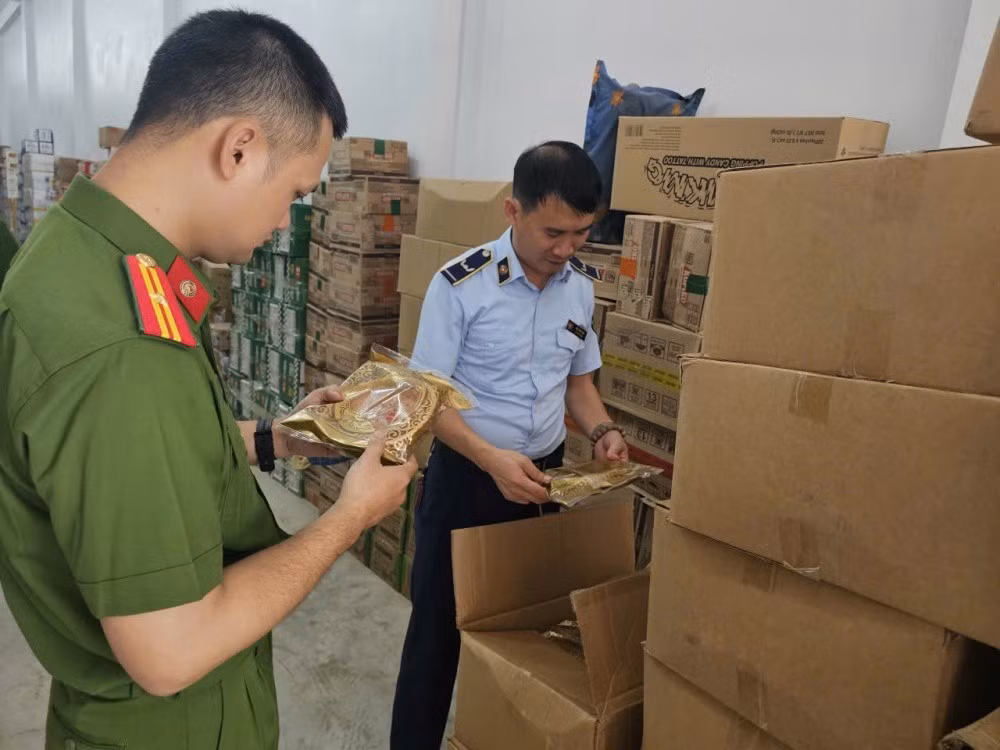 Lực lượng chức năng Hà Nội đang kiểm tra hàng hóa vi phạm. Ảnh tapchicongthuong.vn