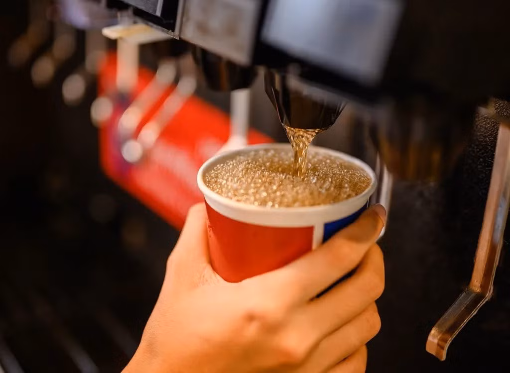 Thường xuyên uống đồ uống có đường có thể làm suy giảm sức khỏe não bộ. Ảnh: Shutterstock.