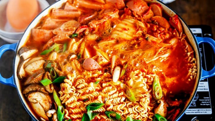 Người bị đau dạ dày nên kiêng ăn đồ cay nóng, tránh khiến tình trạng đau dạ dày nặng nề hơn. Ảnh minh họa/Nguồn hongngochospital.vn