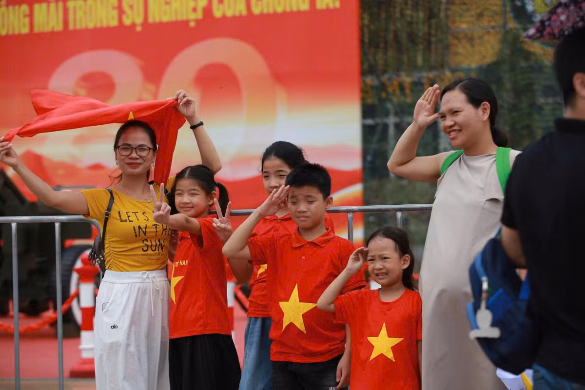 Những em nhỏ háo hức theo người thân đi chiêm ngưỡng dàn pháo.