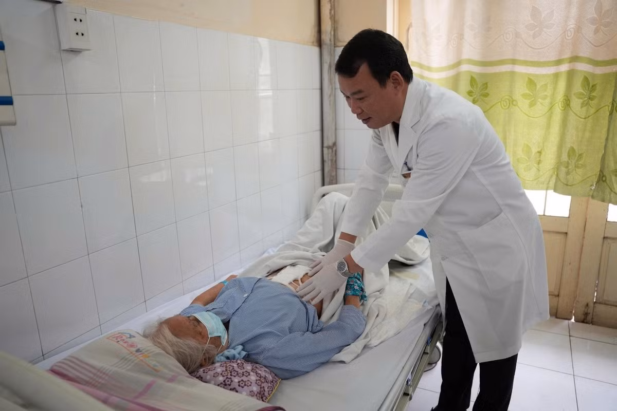 BSCKII. Nguyễn Phúc Kiên, Giám đốc Trung tâm Ung bướu kiểm tra tình trạng của bệnh nhân sau phẫu thuật. Ảnh BV