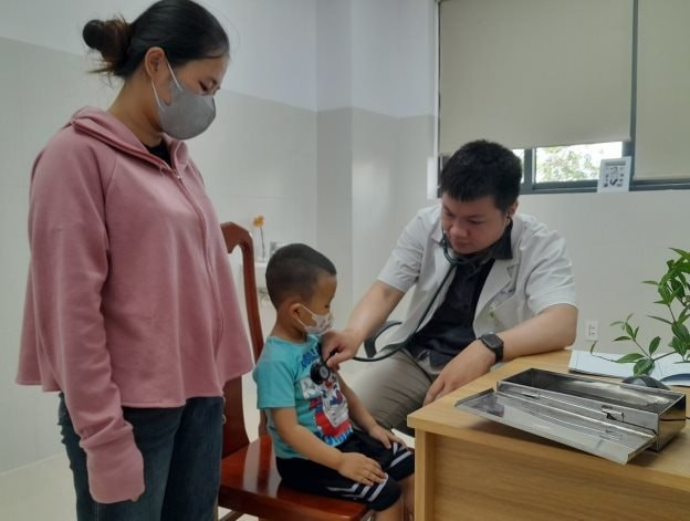 Bác sĩ Bệnh viện Phụ sản - Nhi Đà Nẵng khám bệnh cho bệnh nhi. Ảnh: Lê Hùng/Báo Đà Nẵng