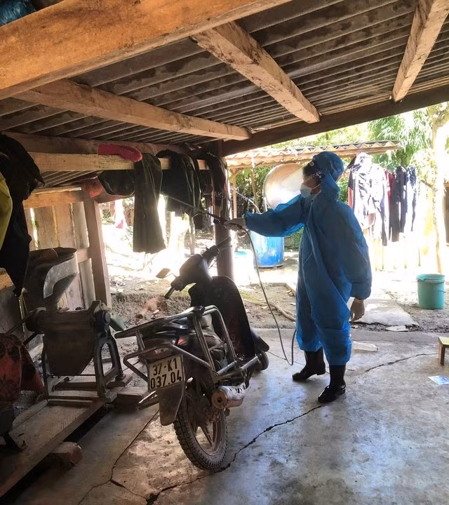 Ngay sau khi phát hiện ca bệnh, đơn vị đã khẩn trương triển khai các biện pháp phòng chống dịch trên diện rộng. Ảnh: K.Thảo.