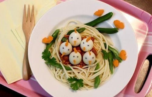 Cho bé ăn đúng cách vào bữa sáng sẽ ít có nguy cơ bị thừa cân. Ảnh minh họa/Internet