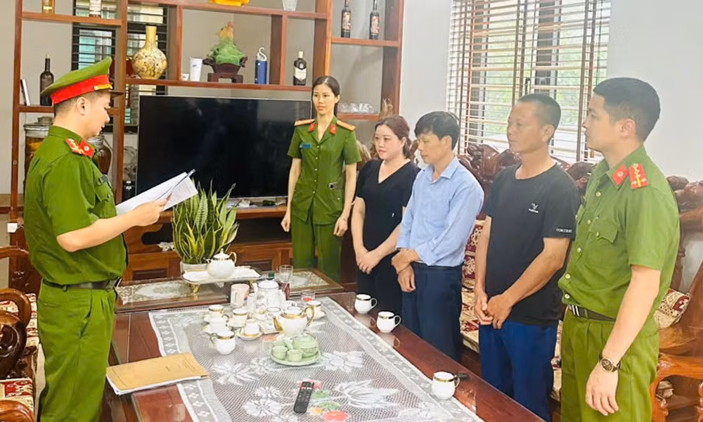 Cơ quan Cảnh sát điều tra (Công an tỉnh Bắc Giang) thi hành lệnh cấm đi khỏi nơi cư trú và Quyết định tạm hoãn xuất cảnh đối với Lương Thị Hằng - Ảnh Báo Bắc Giang.