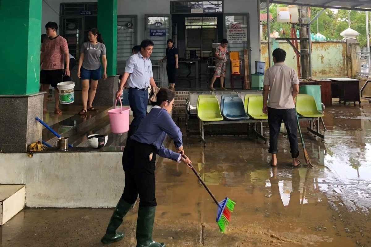 Các đơn vị y tế khẩn trương vệ sinh môi trường, làm sạch nguồn nước. Ảnh: CDC Đà Nẵng