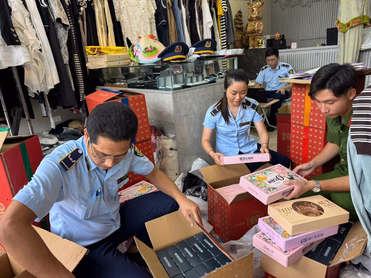 Lực lượng chức năng kiểm tra hàng hóa vi phạm/ Ảnh thuonghieucongluan.com.vn