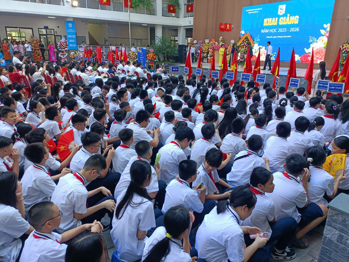 Phát biểu tại lễ khai giảng năm học mới, cô giáo Tô Thị Hải Yến, Bí thư chi bộ, Hiệu trưởng Trường THCS Giảng Võ cho biết, ở Trường THCS Giảng Võ, học sinh không chỉ được ghi nhớ kiến thức mà còn được hướng dẫn suy nghĩ và tư duy. Trong lớp học, đối thoại đã trở thành trung tâm của mọi hoạt động giảng dạy. (Ảnh: Đại biểu tặng hoa chúc mừng thầy cô nhà trường Ngày khai giảng).