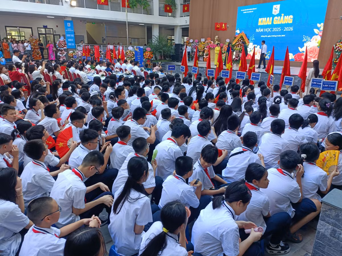 Phát biểu tại lễ khai giảng năm học mới, cô giáo Tô Thị Hải Yến, Bí thư chi bộ, Hiệu trưởng Trường THCS Giảng Võ cho biết, ở Trường THCS Giảng Võ, học sinh không chỉ được ghi nhớ kiến thức mà còn được hướng dẫn suy nghĩ và tư duy. Trong lớp học, đối thoại đã trở thành trung tâm của mọi hoạt động giảng dạy. (Ảnh: Đại biểu tặng hoa chúc mừng thầy cô nhà trường Ngày khai giảng).