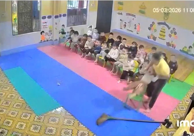 Hình ảnh khiến cộng đồng mạng phẫn nộ. Ảnh cắt từ clip/Nguồn SKĐS