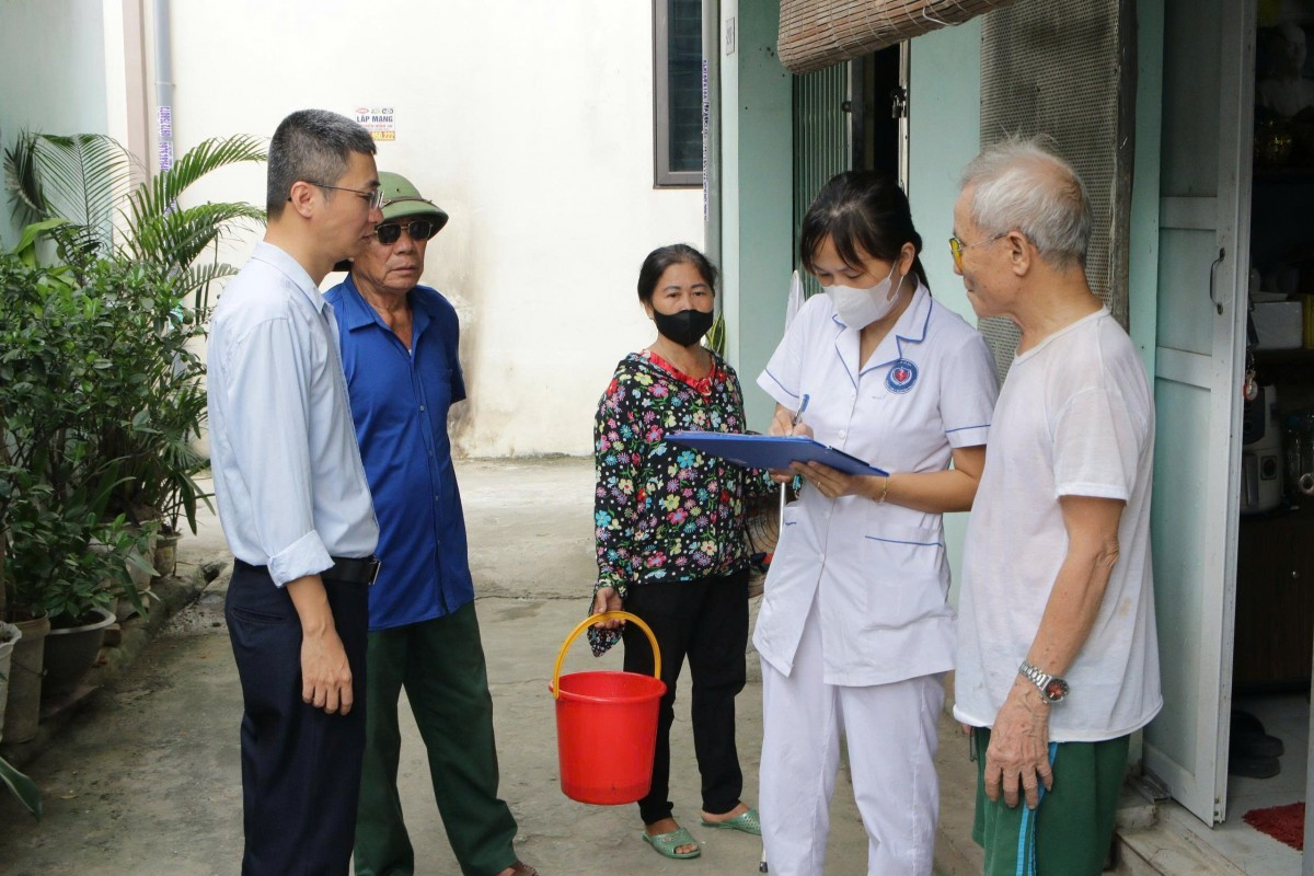 Tuyên truyền phòng, chống sốt xuất huyết cho người dân. Ảnh LĐTĐ