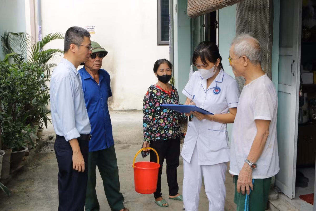 Tuyên truyền phòng, chống sốt xuất huyết cho người dân. Ảnh LĐTĐ