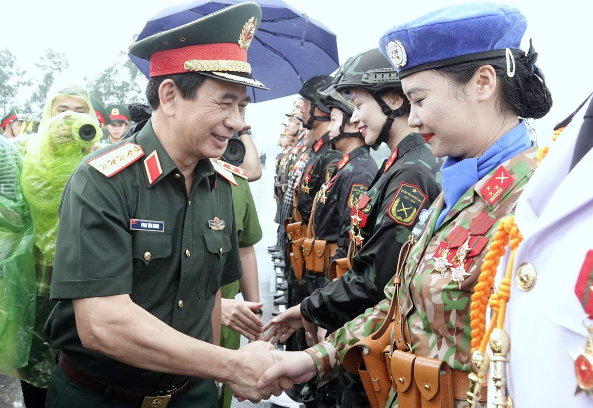 Đại tướng Phan Văn Giang - Ủy viên Bộ Chính trị, Phó Bí thư Quân ủy Trung ương, Bộ trưởng Quốc phòng, động viên các khối diễu binh, diễu hành trong nhiệm vụ A80.