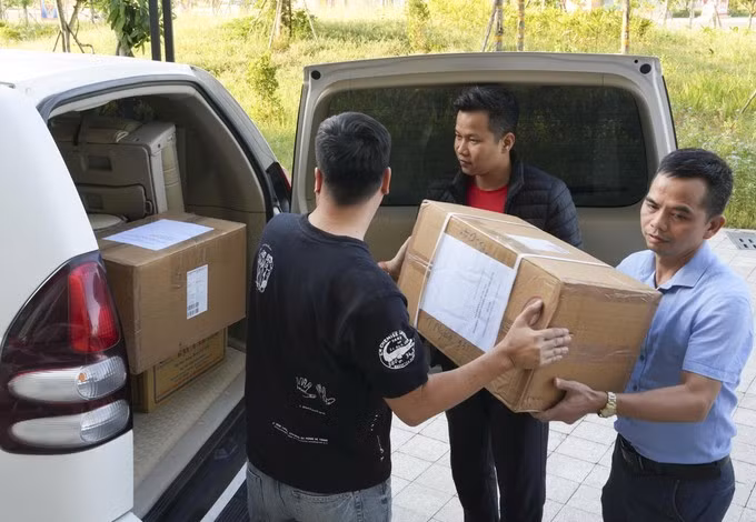 Một số thuốc men cần thiết được Sở Y tế Hải Phòng chuyển vào tỉnh Đắk Lắk.