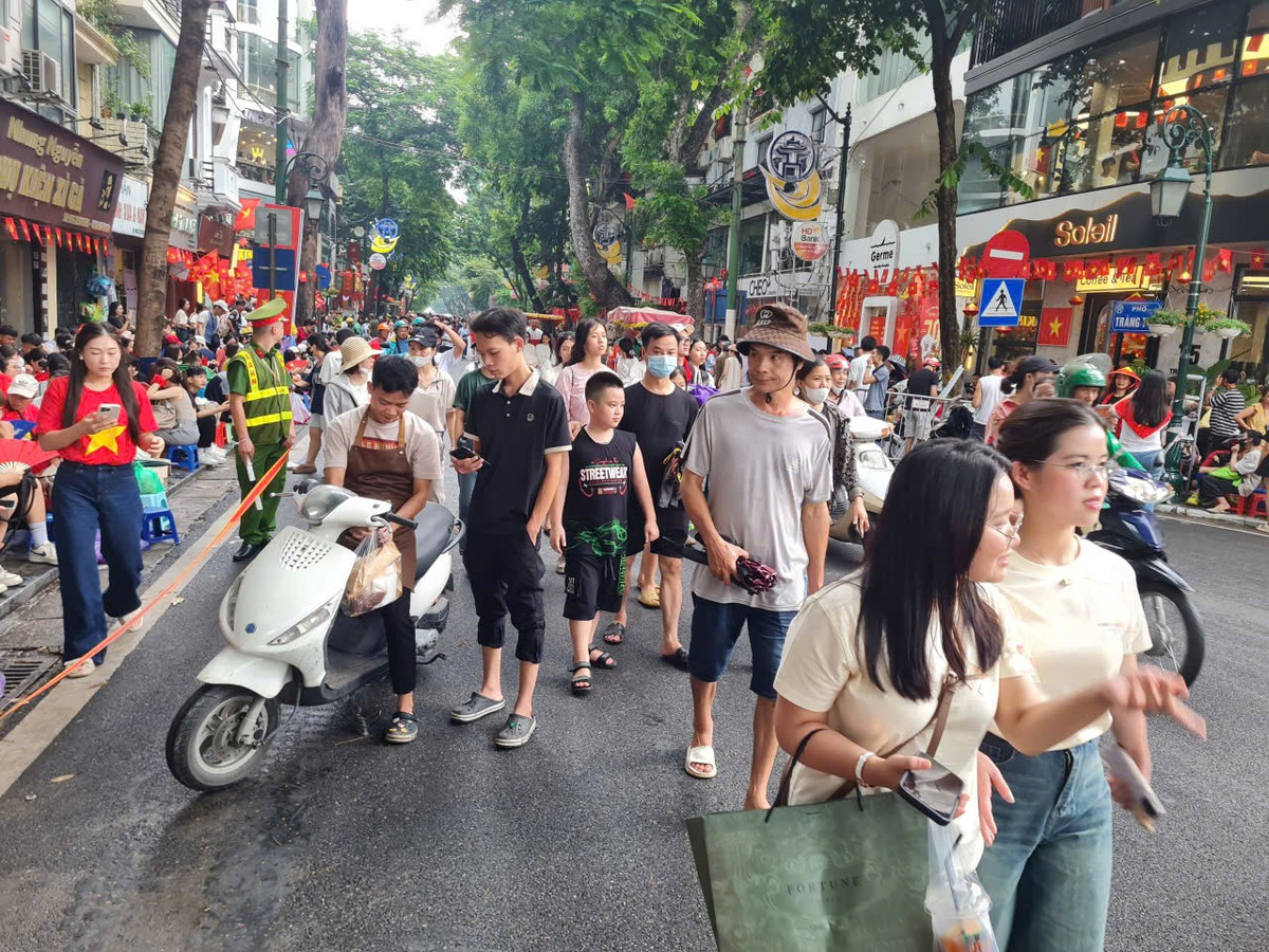 Chỗ đã hết, nhưng dòng người vẫn tiếp tục đổ về.