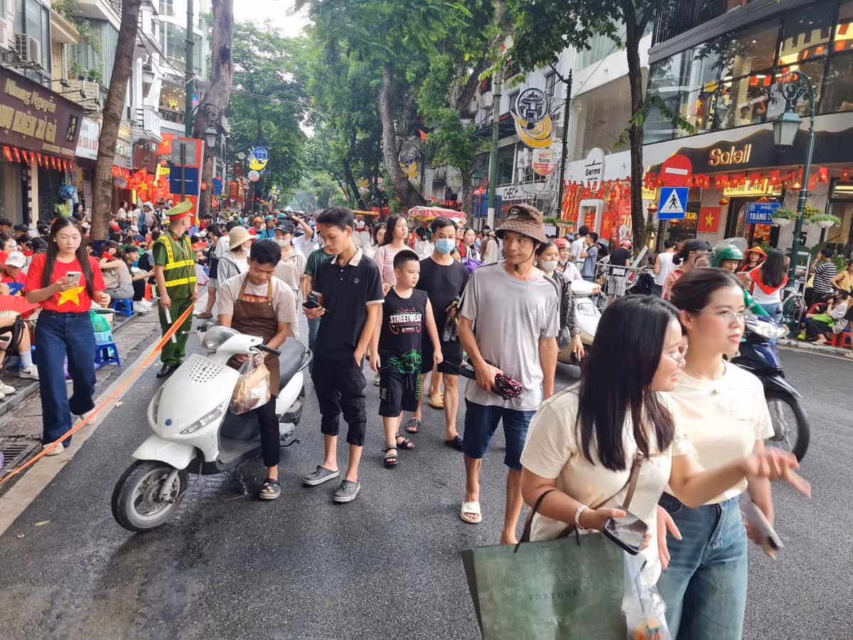 Chỗ đã hết, nhưng dòng người vẫn tiếp tục đổ về.