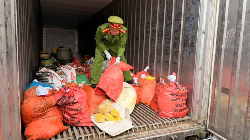 Công an thu giữ gần 2 tấn riềng xay đã trộn Vàng O và chất tẩy đường. Ảnh: Công an cung cấp/Nguồn qdnd.vn