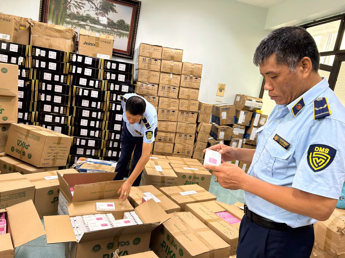 Lực lượng QLTT thành phố Hà Nội kiểm tra hàng hóa có dấu hiệu vi phạm/Ảnh DMS