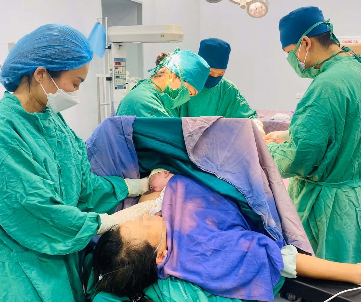 Bs.CKII Trần Thị Huyền, Trưởng khoa Phụ sản cùng các bác sĩ, hộ sinh của cơ sở 2 thực hiện phẫu thuật cho sản phụ dọa vỡ tử cung. Ảnh BV