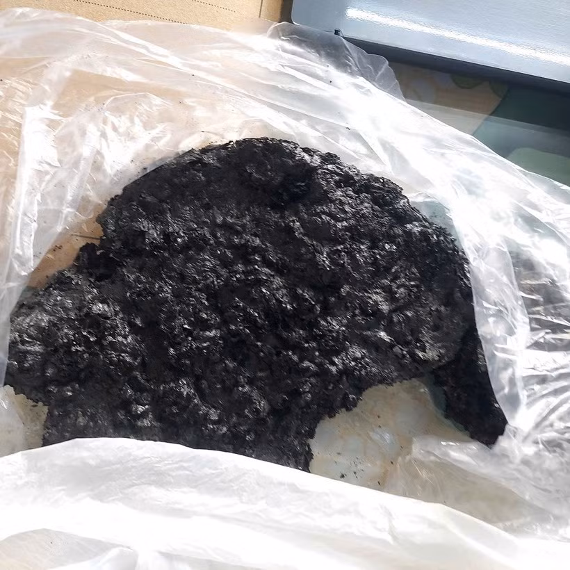 Gạo khi rang có dấu hiệu cháy đen bất thường (Ảnh báo Sài Gòn Đầu Tư Tài Chính)