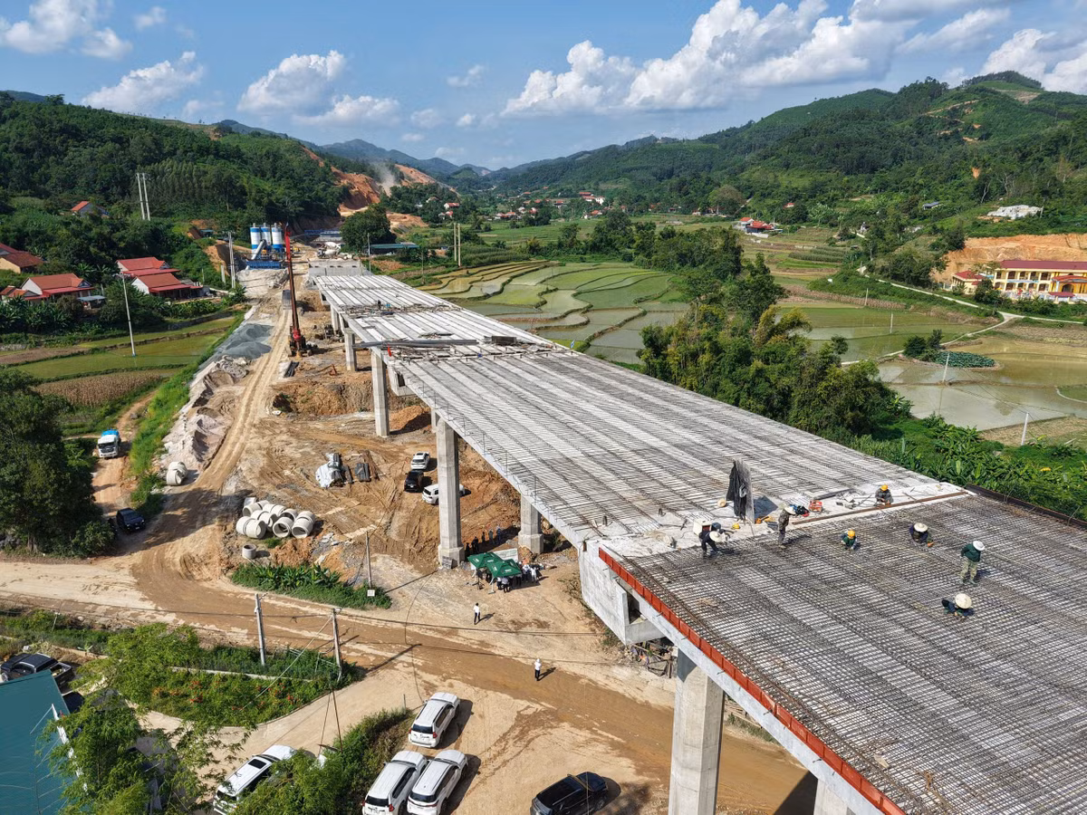 Dự án cao tốc Hữu Nghị - Chi Lăng đã đạt tiến độ thi công 34,45%, dự kiến thông tuyến cuối năm nay. Ảnh: Đèo Cả.