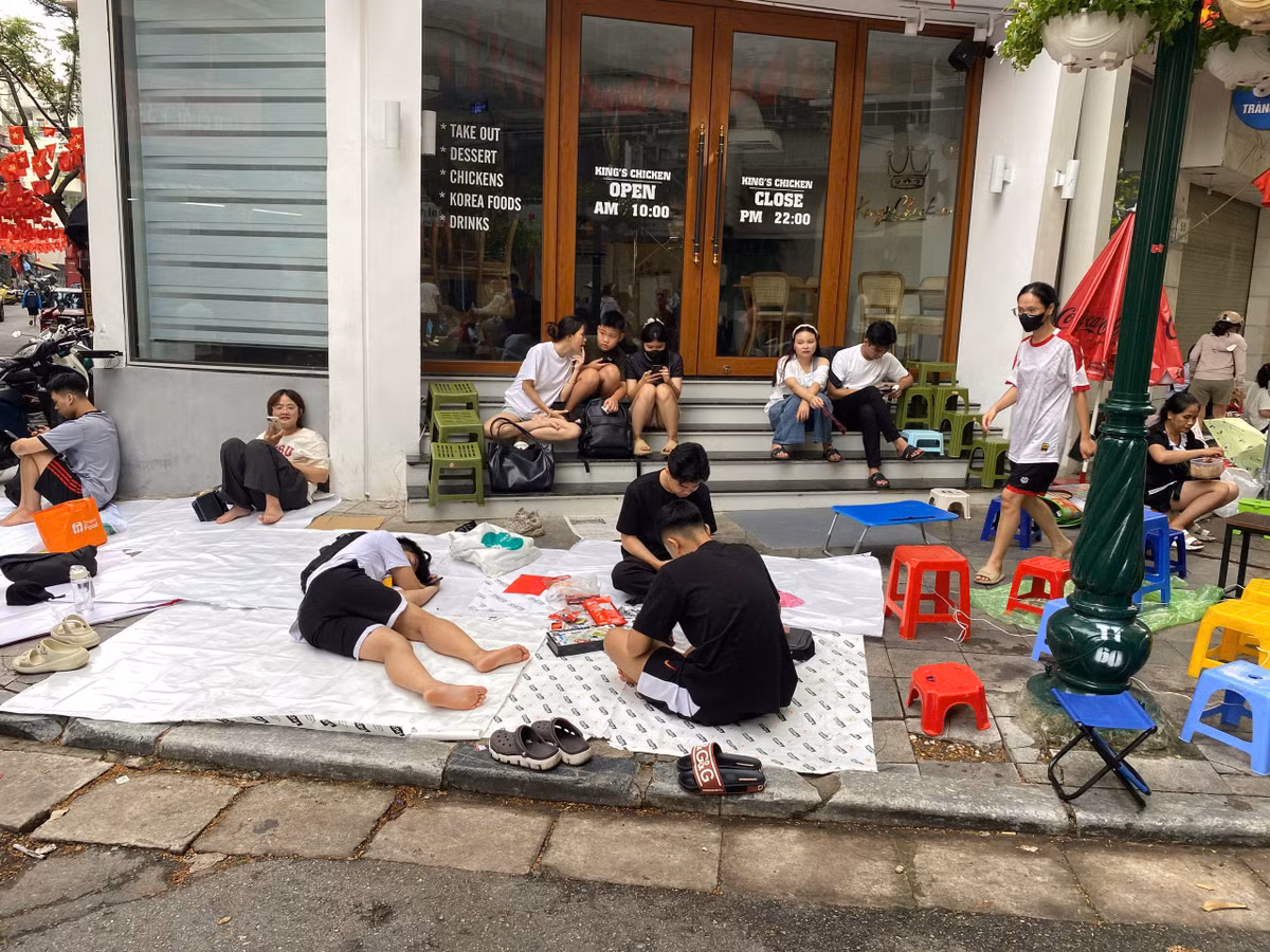 Do phải xếp hàng từ sớm, nhiều người dân tranh thủ ngả lưng nghỉ ngơi.