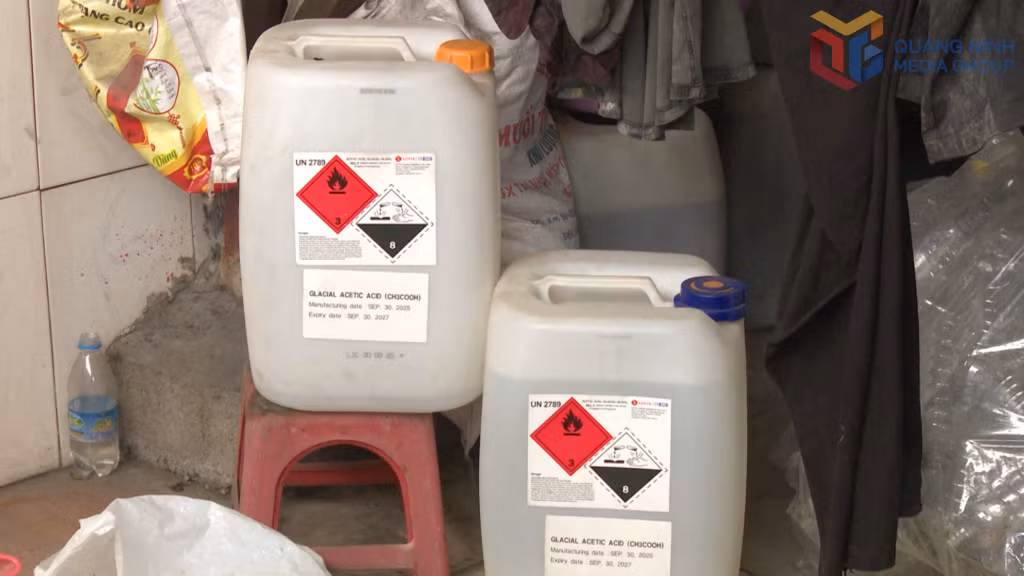 2 can nhựa chứa axit acetic được phát hiện tại cơ sở sản xuất giấm tại Công ty TNHH MTV Tuấn Hằng. Ảnh baoquangninh.vn