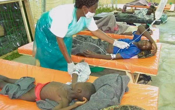 Điều trị cho bệnh nhân dịch tả tại Malawi. (Nguồn: malawi24.com/vietnamplus)