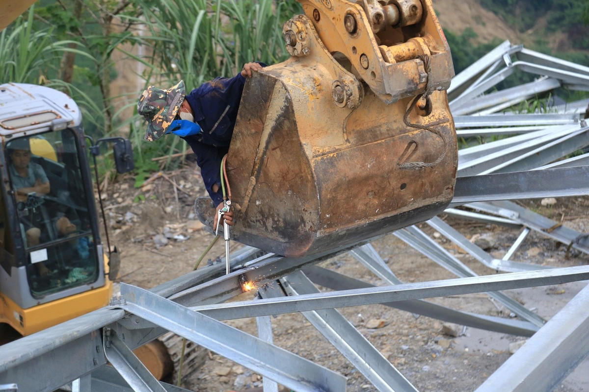 Công nhân cắt nhỏ các cấu kiện bằng máy.