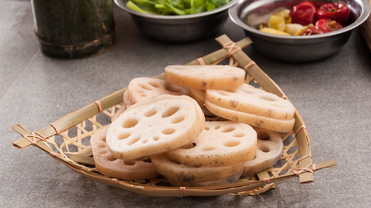 Củ sen là một thực phẩm lợi sữa cho mẹ sau sinh. Ảnh minh họa/internet