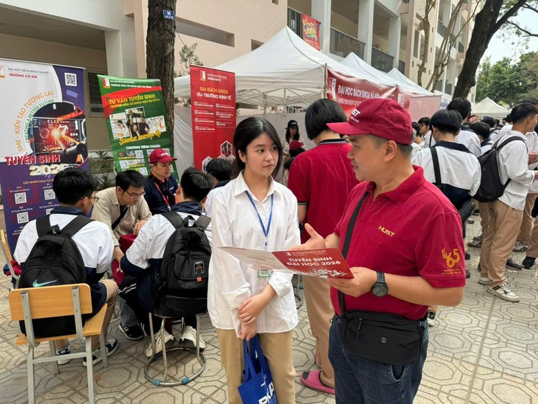 Học sinh Trường trung học phổ thông Nguyễn Gia Thiều (Hà Nội) được tư vấn, hướng nghiệp chu đáo tại Ngày hội hướng nghiệp và tư vấn tuyển sinh năm 2026. Ảnh nhandan.vn