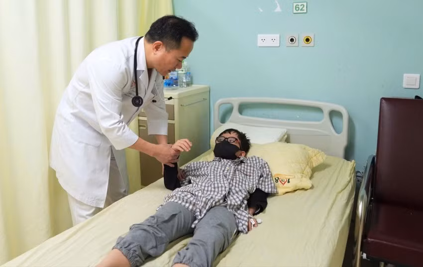 TS.BS Nguyễn Văn Tuyến, Viện trưởng Viện Thần kinh, chăm sóc cho bệnh nhi bị đột quỵ đã được điều trị ổn định. Ảnh BV