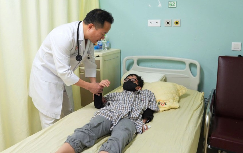 TS.BS Nguyễn Văn Tuyến, Viện trưởng Viện Thần kinh, chăm sóc cho bệnh nhi bị đột quỵ đã được điều trị ổn định. Ảnh BV