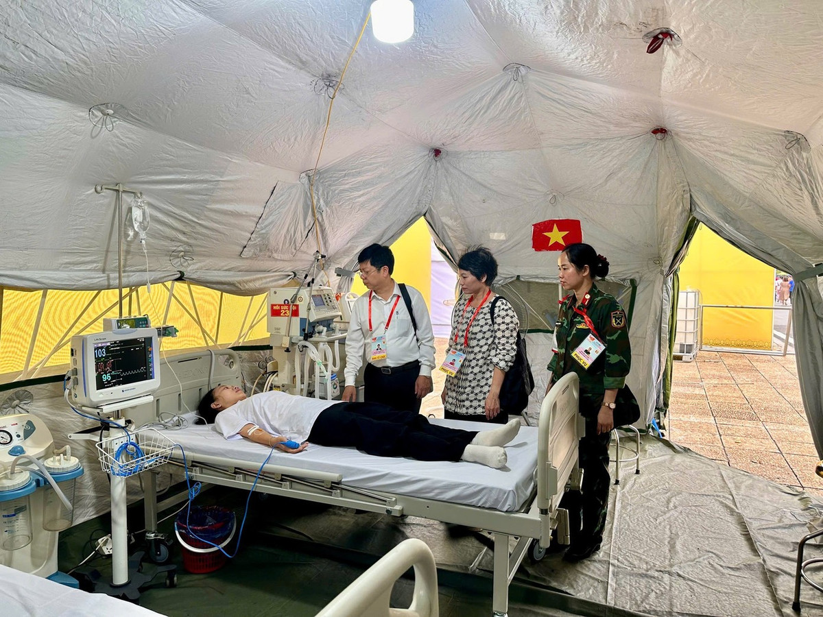 Một người dân được chăm sóc y tế kịp thời/ Ảnh nguồn tienphong.vn