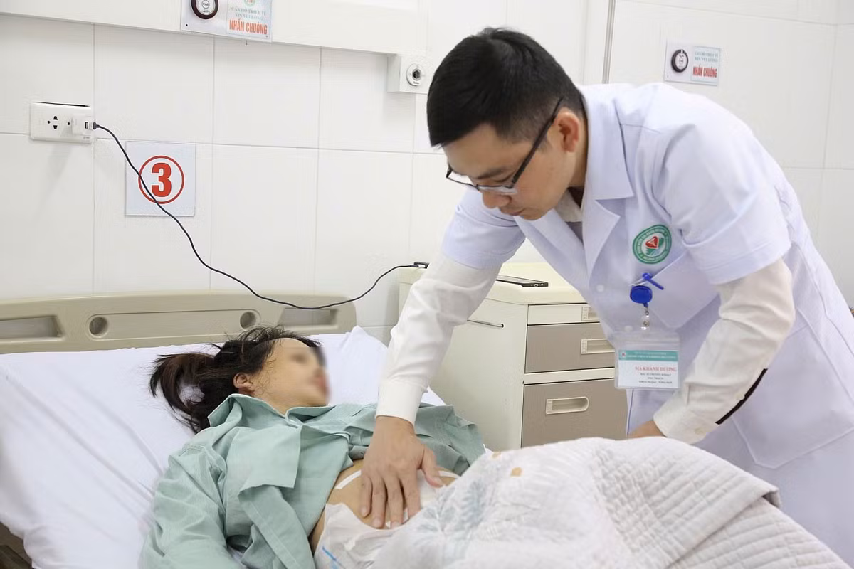 Bác sĩ cơ sở 2 thăm khám lại vết mổ cho sản phụ.